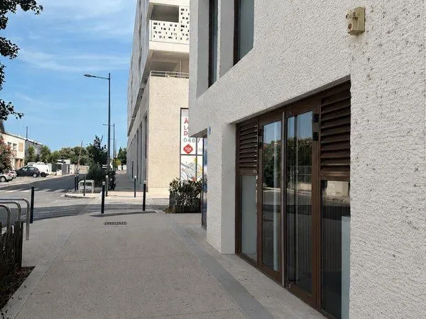 Local commercial 64m2 secteur près d'arènes/ restanque