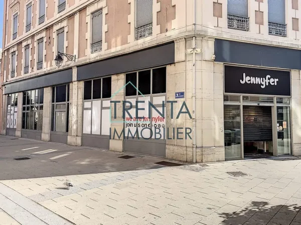 Exceptionnel + de 300m2 commerciaux plein centre de Voiron
