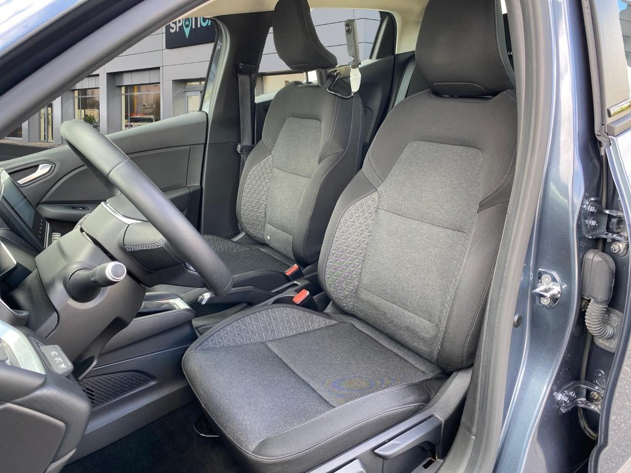 Renault Clio 1.6 e-tech 140ch business — photo 9