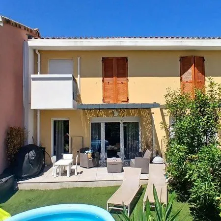 Maison mitoyenne récente de 78 m² - 3 chambres, jardin, terrasse, garage, buanderie et parking - Rés