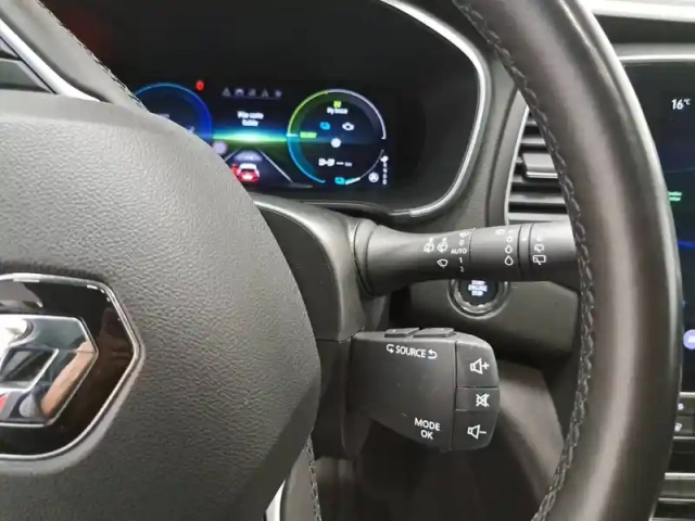 Renault Megane iv estate e-tech plug-in hybrid 160 — photo 33