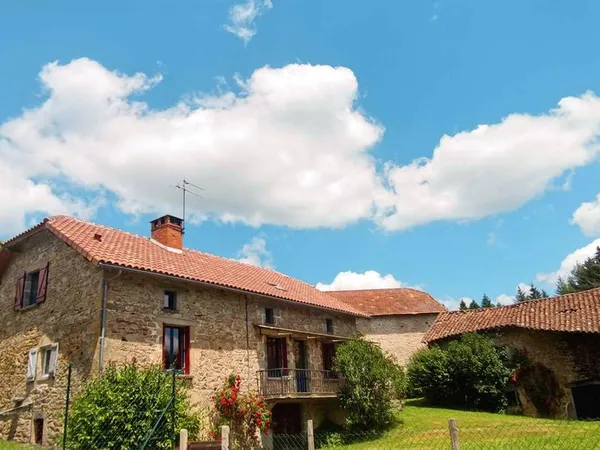 Propriété en pleine nature avec piscine et dépendances