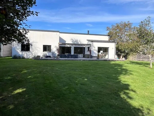 À VENDRE Maison lumineuse de plain-pied à Surzur cPentre 149 m² habitables, terrain de 1578 m²