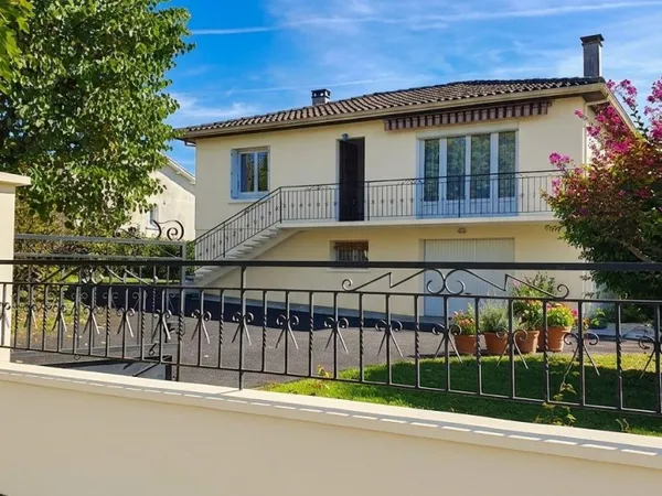 Maison lumineuse avec un grand jardin à Fléac