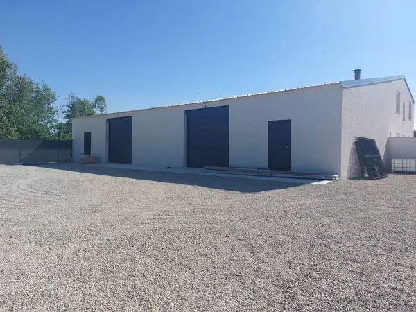 Bâtiment 121 m²