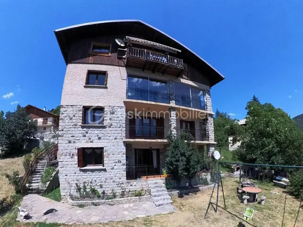 ?? À ALLOS  ENSEMBLE IMMOBILIER DE 450 M²  4 APPARTEMENTS  TERRAIN 1 455 M² ??