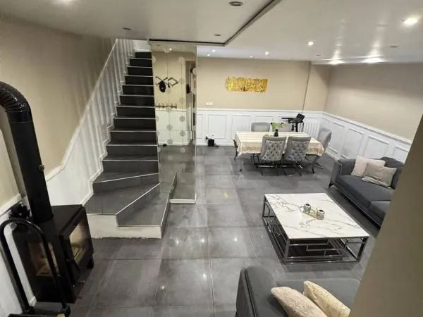 Maison de cité de 103 m2 + salon de coiffure de 33 m2 à Mulhouse