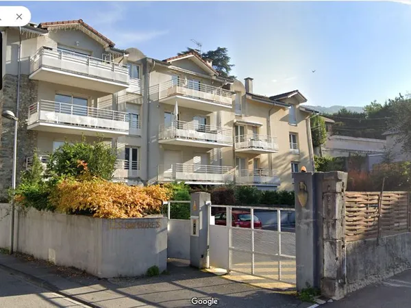 Place de parking dans copropriété sécurisée