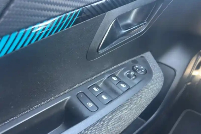 Peugeot 208 puretech 75 s&amp;s bvm5 — photo 19
