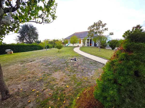 Maison des années 1980's avec vie de plain-pied / 3 chambres / avec sous-sol enterré