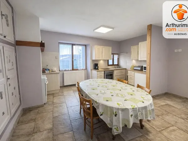 Une maison de hameau face aux collines ardéchoises