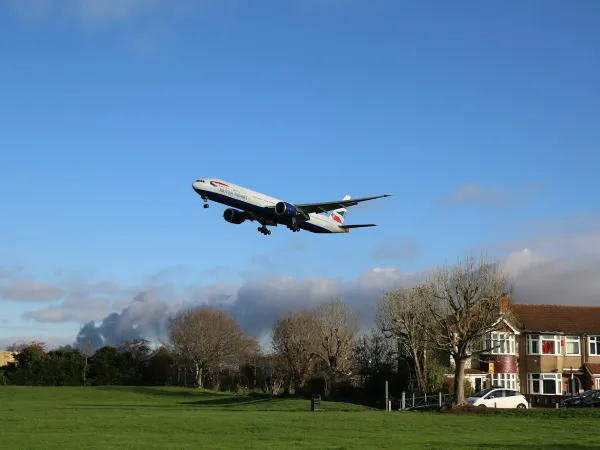 Servitudes aéronautiques : deux arrêtés du 26 octobre approuvent les plans de dégagement de Toulouse-Francazal (38 communes) et de La Roche-sur-Yon (15) — ce que cela change pour construire ou acheter