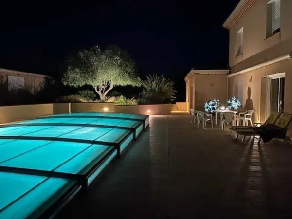 Villa, séjour, cuisine, 3 suites parentales, piscine, 2 garages, atelier, carport, abris bois..
