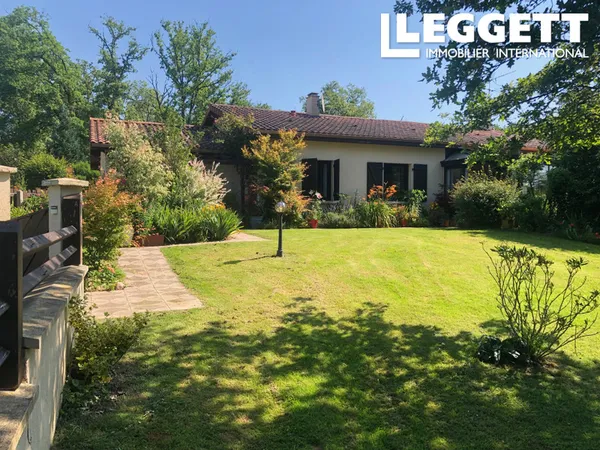 Spacieuse maison de village rénovée avec goût ? 5 chambres, sous-sol aménagé, jardin privé et terrai