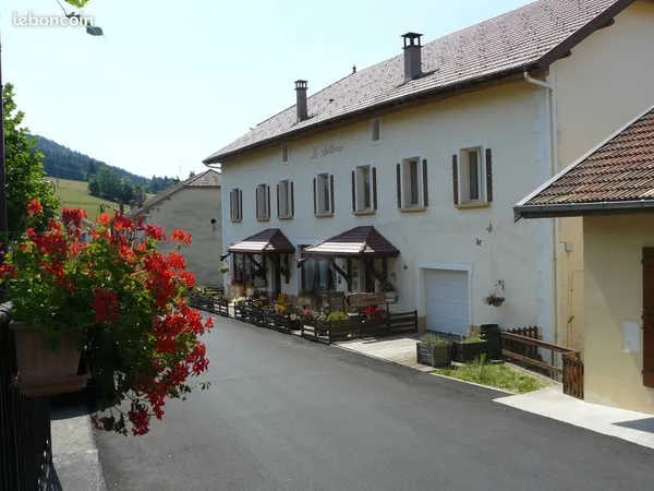 Grande bâtisse pour restaurant, chambres d'hôtes, gîtes