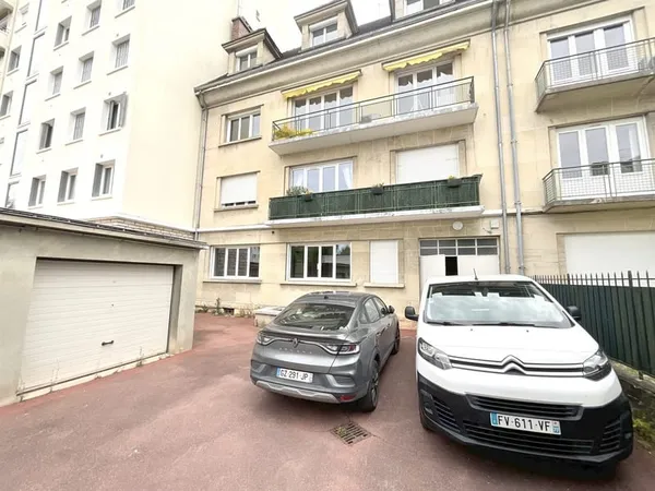 Immeuble de Rapport, dont 1 Local Pro, 2 Logements , 3 Garages
