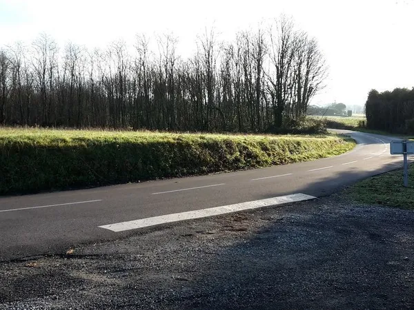 2 petits terrains agricoles situés à Misson, bord de route