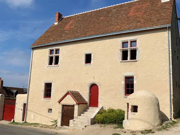 Loue Relais de Poste du XV Eme Siècle