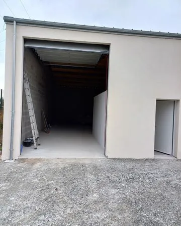 Garage neuf à louer 100M² de surface,+ sanitaire - Saint Sylvain d 'Anjou- 750/Mois