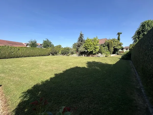 Terrain plat arboré et clôturé