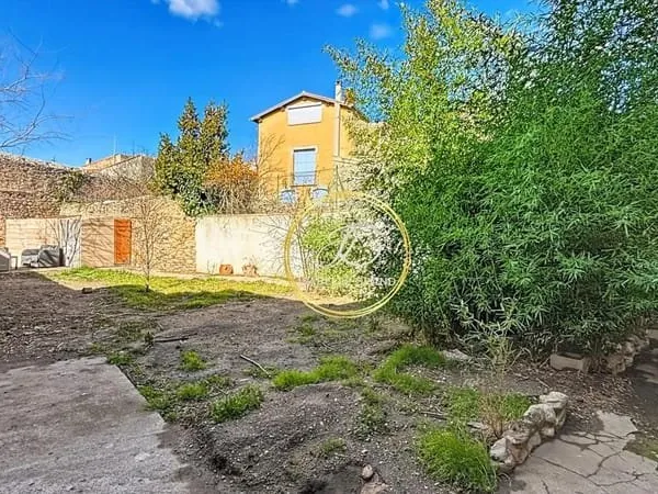 Prades-Maison de ville- spacieuse avec jardin