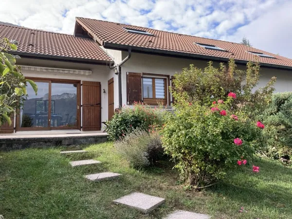 Maison familiale avec vue panoramique sur les montagnes du lac d'Annecy