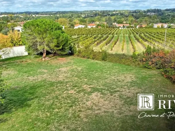 Terrain constructible 1308 m2 - au calme - centre bourg