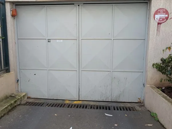 Title: 🅿️ Place parking sécurisée - Rue de l'Est 75020 - 100