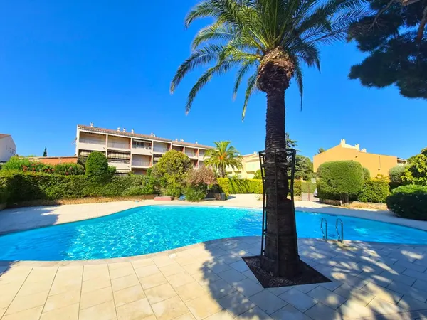 STUDIO BANDOL RESIDENCE AVEC PISCINE- PROCHE PLAGES A PIED