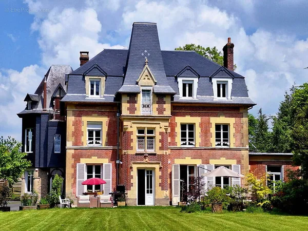 Maison 344.31 M², 12 pièce(s), 3 belles réception, 8 ch, parc de 5363 m²