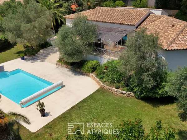 Élégante villa de plain-pied au coeur d'un jardin luxuriant