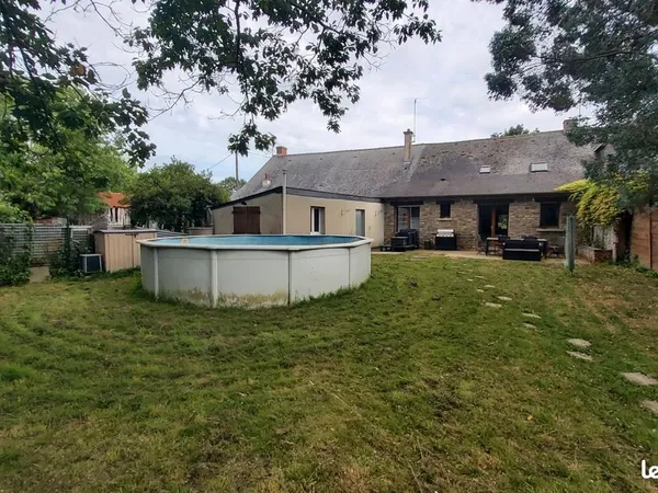 Longère rénovée 120m2 - 5 pièces - 3 chambres - 935m2 de terrain - LA DOMINELAIS