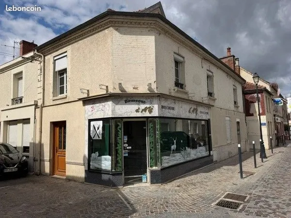 Immeuble à louer avec local commercial et appartement