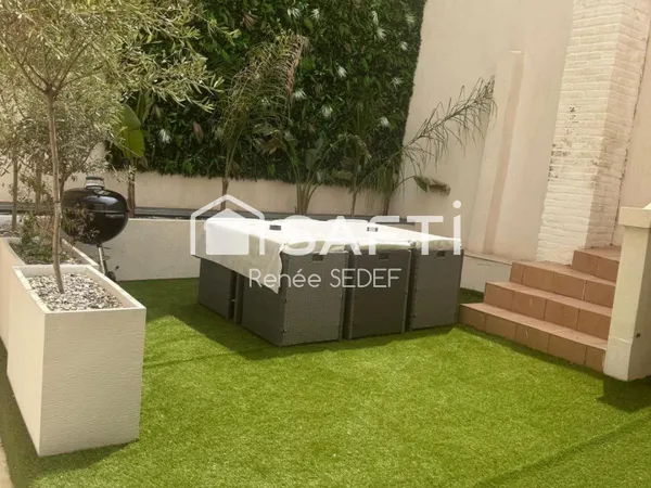 A vendre appartement, duplex , terrasse, parking, dans le petit village de cros de cagnes