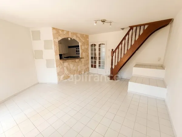 AGDE - SPÉCIAL BRICOLEURS ! 80 m² À RÉNOVER, MEZZANINE ET PARKING PRIVATIF : UN BEAU POTENTIEL À 158