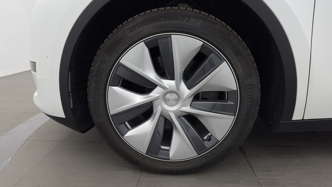Tesla MODEL Y Standard RWD — photo 9