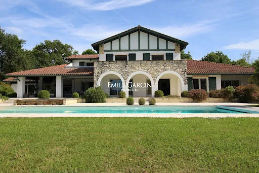 Maison 9 pièces 390 m²
