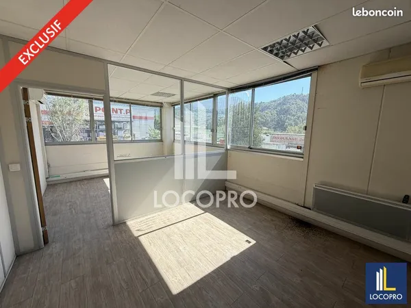 Bureau 555 m²