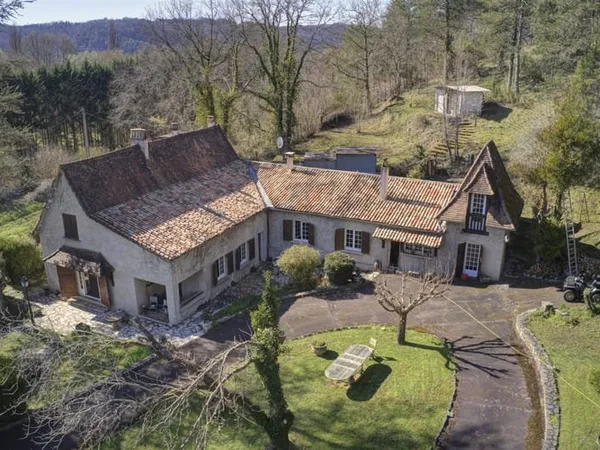 Maison construite années 60/70 (env 276m2), au milieu d'un p