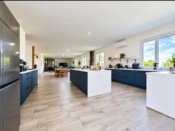 Maison 8 pièces 240 m²