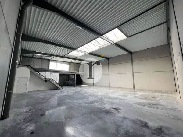Local d'activité 945 m²