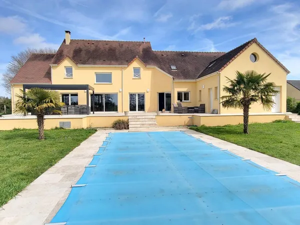 Villa de 325 m² avec piscine au coeur du Perche