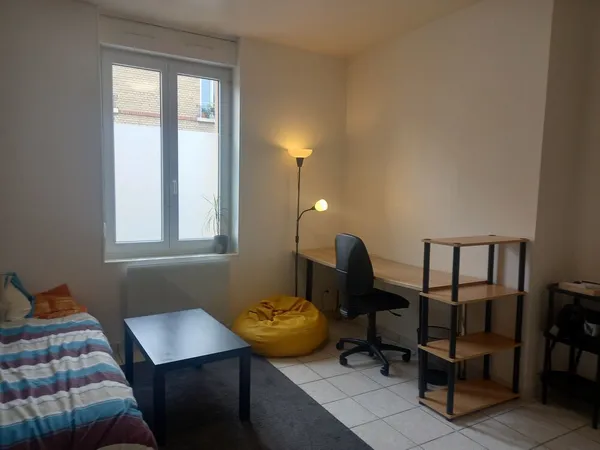 STUDIO refait à neuf, rue de Cernay à REIMS