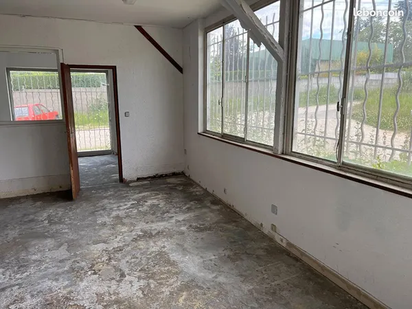 Local 88 m² LES CLAYES SOUS BOIS