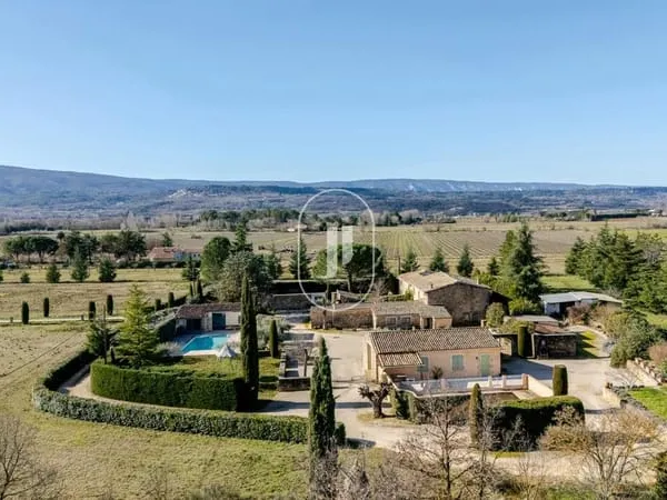 Exclusivité à vendre proche Bonnieux : ancien mas rénové avec gîtes indépendants