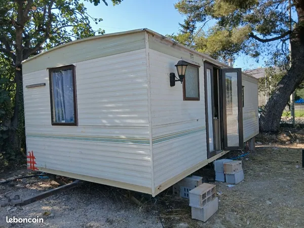 Mobil-home anglais en bon état il y a rien à prévoir il est en bon état il fait 8 m sur 3