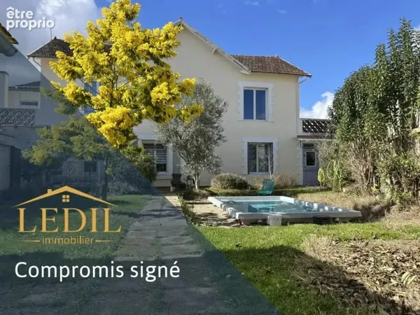 Maison de village avec garage, piscine et jardin