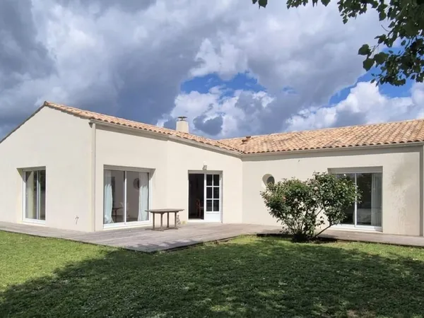 Maison de plain pied trois chambres double garage