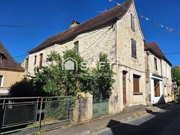 Salviac - Maison de ville en pierre à rénover avec terrasse et jardin