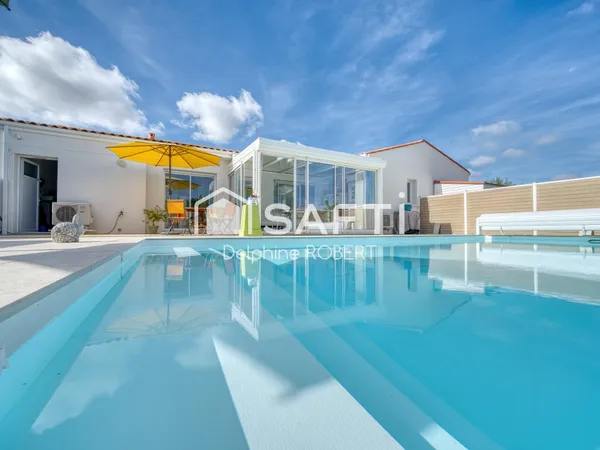 Plain-pied contemporain avec piscine aux prestations soignées